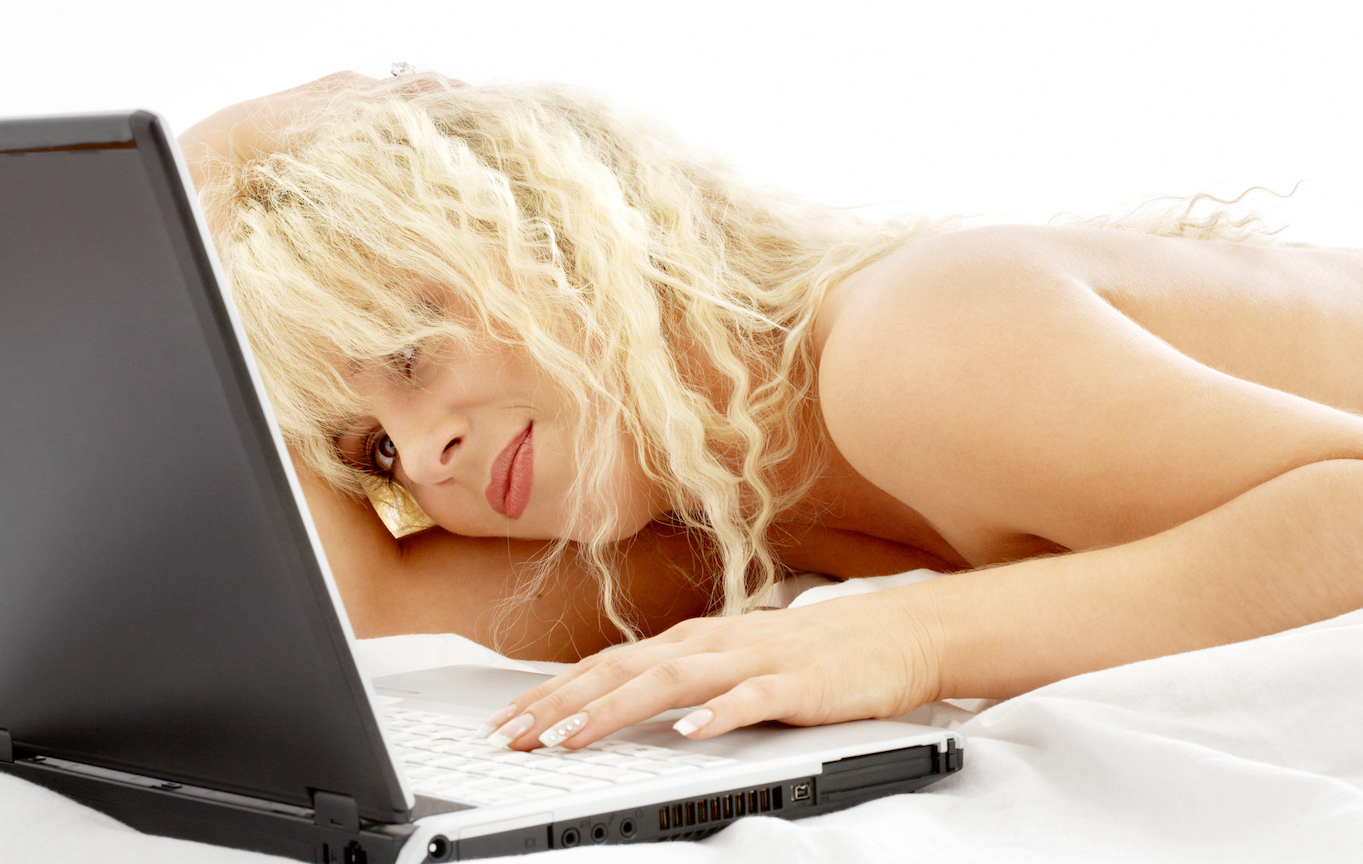 Portrait,Of,Blond,Laying,In,Bed,With,Laptop,Computer